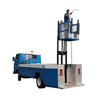 Self-propelled potable water truck with flow meterwith lift platformfor airport