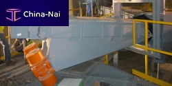 Vibrating feeder for bulk materialsfor heavy loads