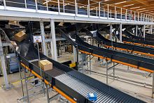 Belt conveyor .Mrollerinclinedtransport