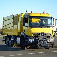 Airport runway sweeper MaxPowa V95t aeroride-onelectricFOD