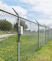 Intrusion detector FlexZone® fixedfor airport perimeter securitywarning