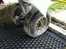 Aircraft anti-bogging mat