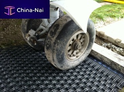 Aircraft anti-bogging mat