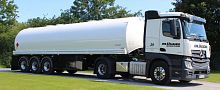 Self-propelled refueller for airport