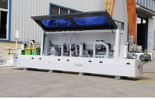 Automatic edge-banding machine for panelsfor woodwith glue applicator