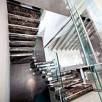 Half-turn staircase LUXO : EMPERADO DARK MARBLEstone stepglass framehome
