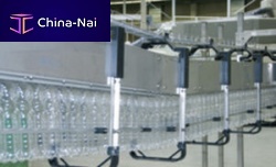 Overhead conveyor for PET bottles