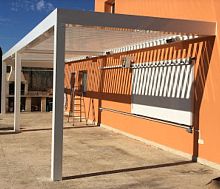 Self-supporting pergola wall-mountedwoodenwith mobile slats