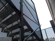 Sheet metal step non-slipmesh