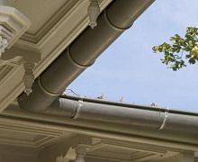 Semicircular roof gutter