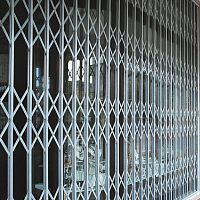 Retractable security grill EXTENfor store frontsfor doorsfor windows