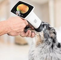 Veterinary retinal camera Optomed Aurorahand-held
