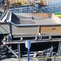 Linear vibrating screener for bulk materialsdewatering