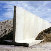 Reinforced concrete retaining wall modularprefabfor bridge construction
