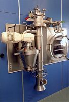 Freeze dryer for the pharmaceutical industry compact