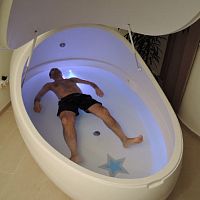 Isolation tank with chromotherapy lamps with sonotherapy speakers