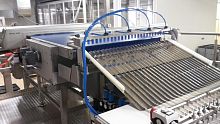 Metal detector with conveyor tunnel type