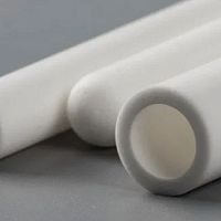 Fused cast refractory material