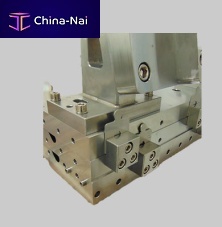 Adjustable lip extrusion die multi-layer