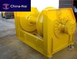 Ship winch towinghydraulic drivewith spooling device