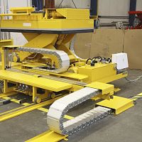 Rail-mounted transport system multi-carrierelectric drivefor the automotive industry
