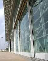 Sliding hangar door for aircraft