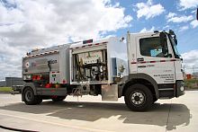 Self-propelled refueller for aircraft