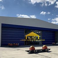 Folding hangar door for aircraftwind-proof