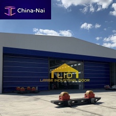 Folding hangar door for aircraftwind-proof
