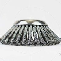 Knotted wheel brush weedermetal