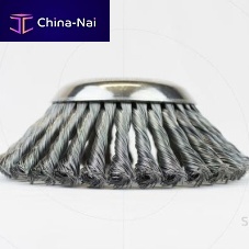 Knotted wheel brush weedermetal