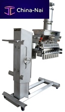 Linear weighing machine for bulk materialswith gravity feed