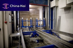 Pallet loading and unloading system truckwith chain conveyor