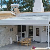 Wall-mounted pergola IN KERATEAmetalaluminumwith mobile slats