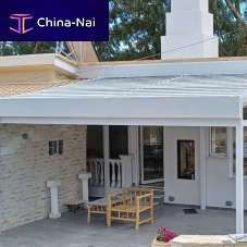 Wall-mounted pergola IN KERATEAmetalaluminumwith mobile slats