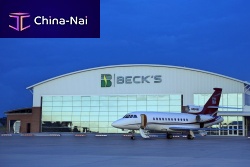 Folding hangar door