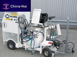 Self-propelled paint striping machine H11-1 for paintfor airport