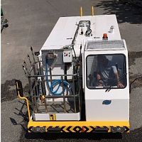 Self-propelled potable water truck SW-3000with flow meterwith lift platformfor airport