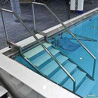 Stainless steel pool steps with non-slip