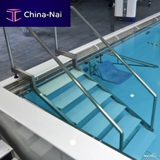 Stainless steel pool steps with non-slip
