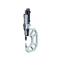 Pneumatic clinching hand tool