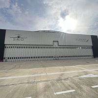 Folding hangar door for helicopterfor aircraftindustrial
