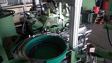 Centerless grinding machine feeder vibrating