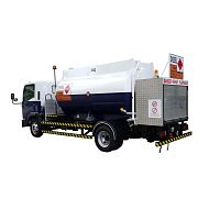 Self-propelled refueller for airport