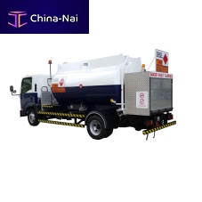 Self-propelled refueller for airport
