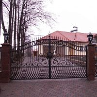 Swing gate 01wrought ironwith barshome