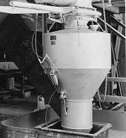 Bulk material weigher for powders
