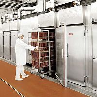 Raw sausage maturing chamber for salamidryheating