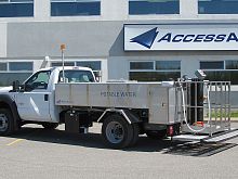 Self-propelled potable water truck with lift platformfor airport
