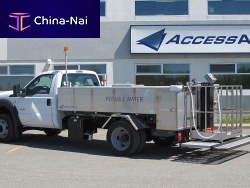 Self-propelled potable water truck with lift platformfor airport